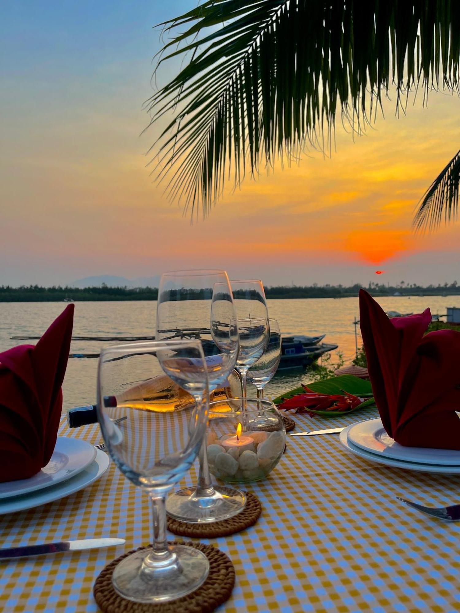 Bel Marina Hoi An Resort Esterno foto Sunset at the Riverine Restaurant