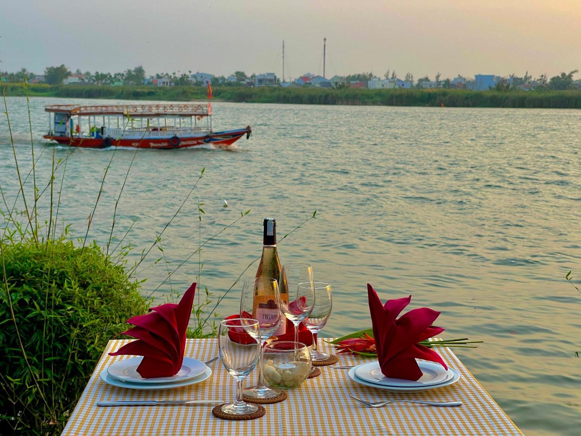 Bel Marina Hoi An Resort Esterno foto Sunset at the river