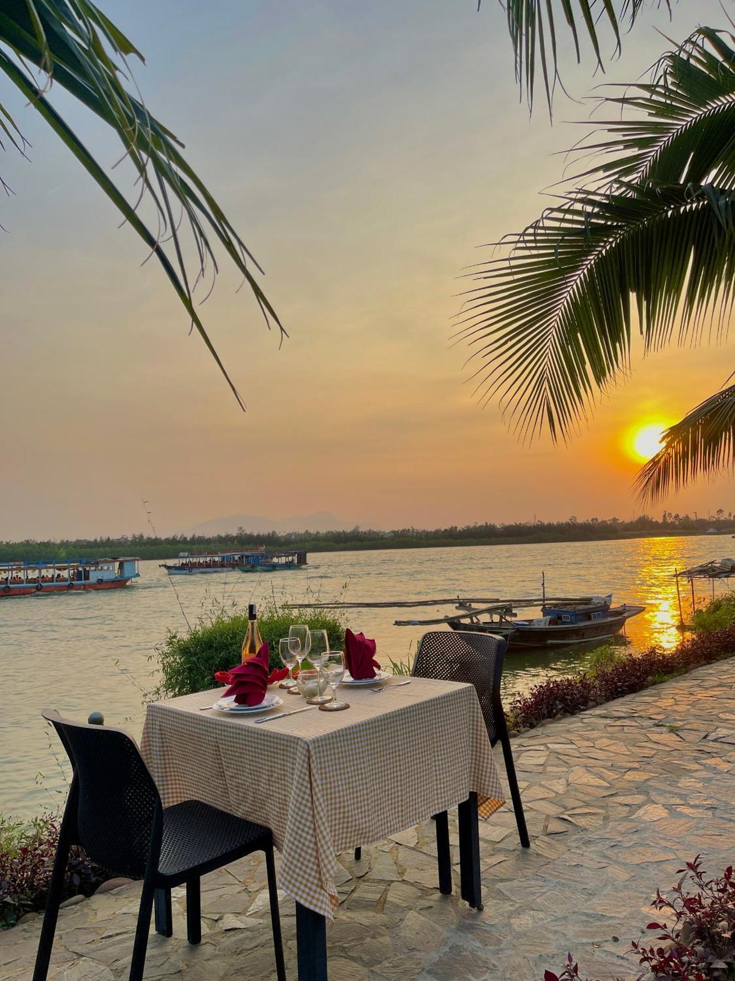 Bel Marina Hoi An Resort Esterno foto Sunset at the Riverine Restaurant