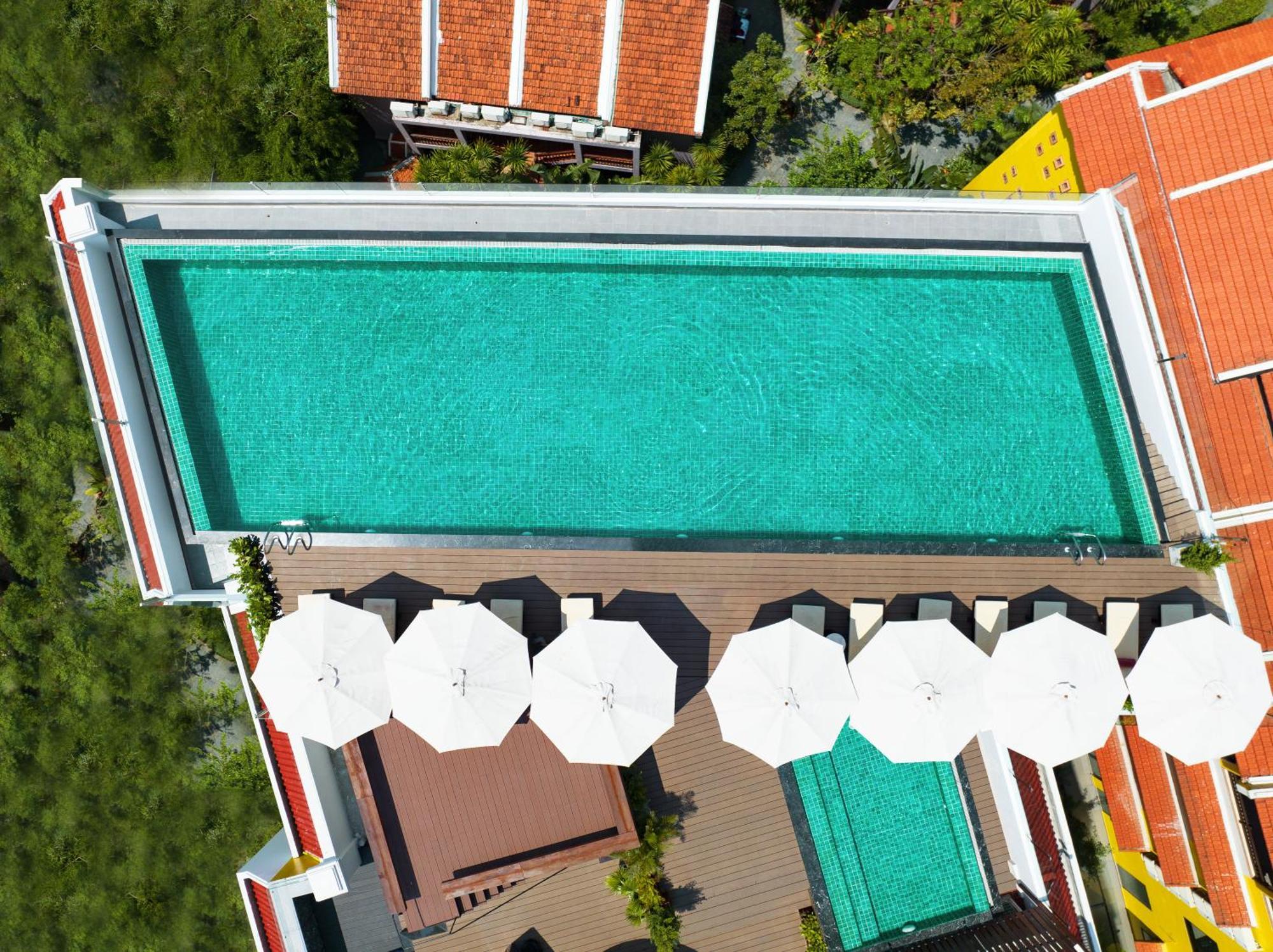 Bel Marina Hoi An Resort Esterno foto Aerial view of a rooftop pool