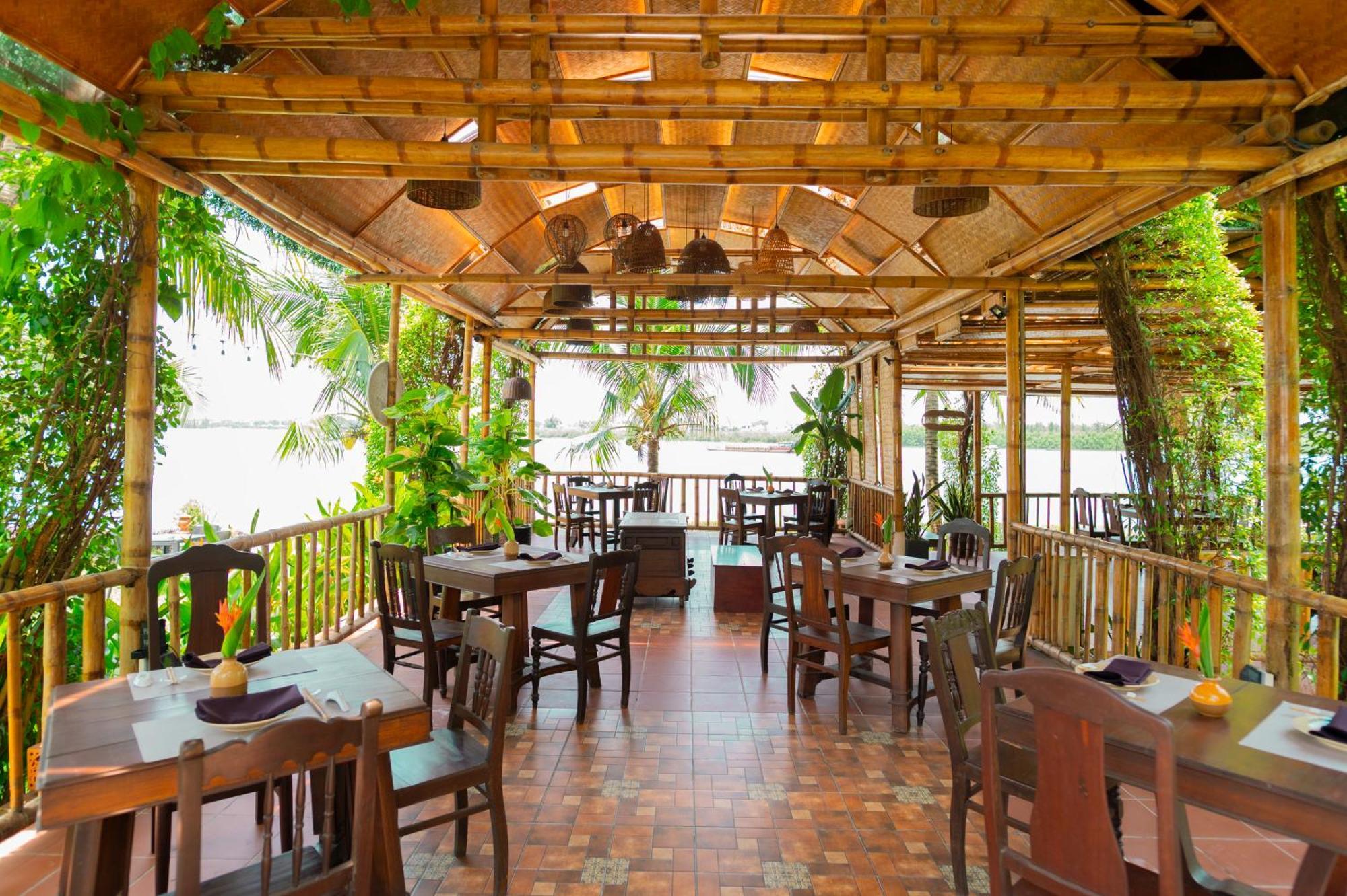Bel Marina Hoi An Resort Esterno foto The restaurant at the resort
