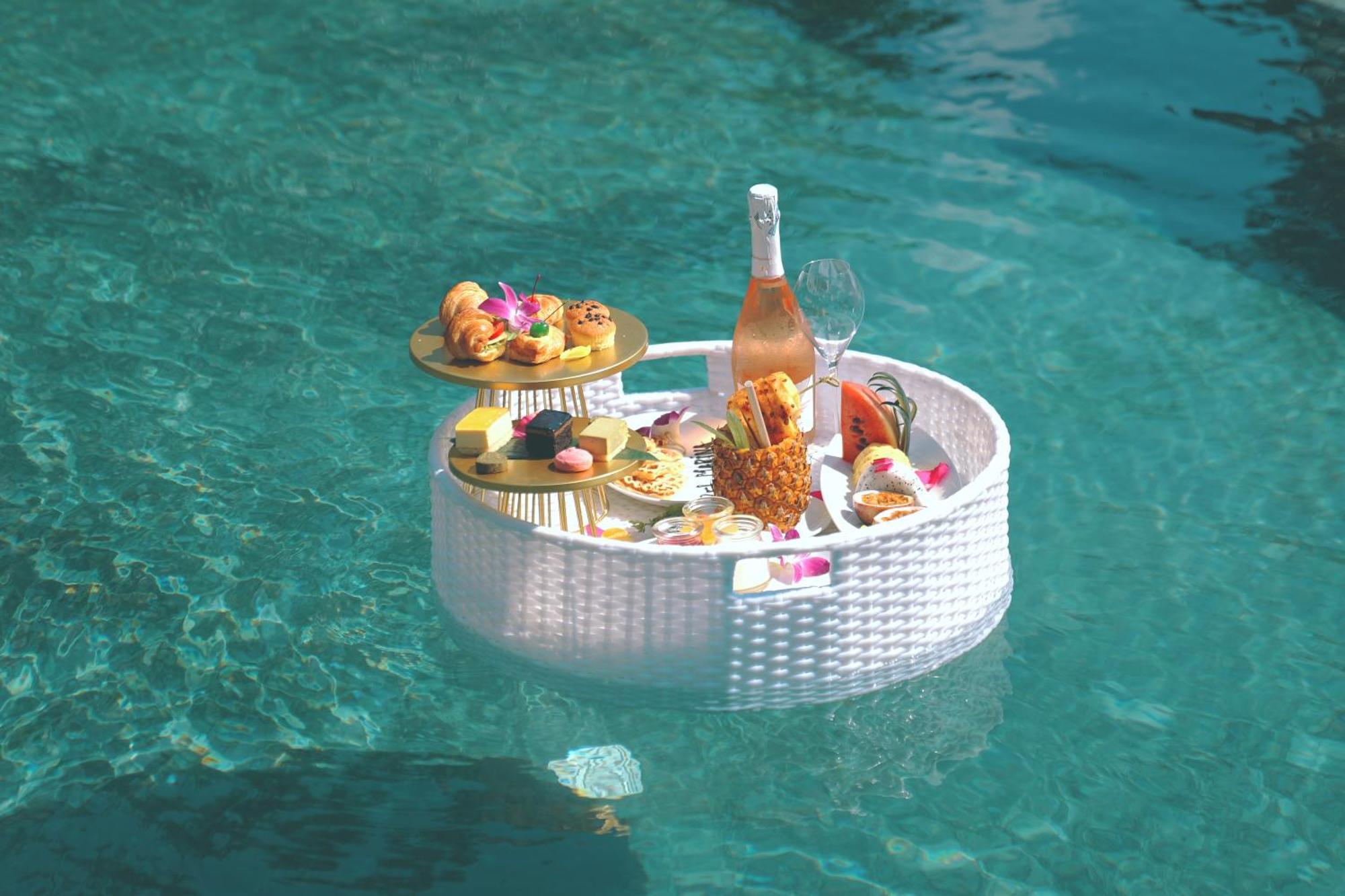 Bel Marina Hoi An Resort Esterno foto A floating poolside bar