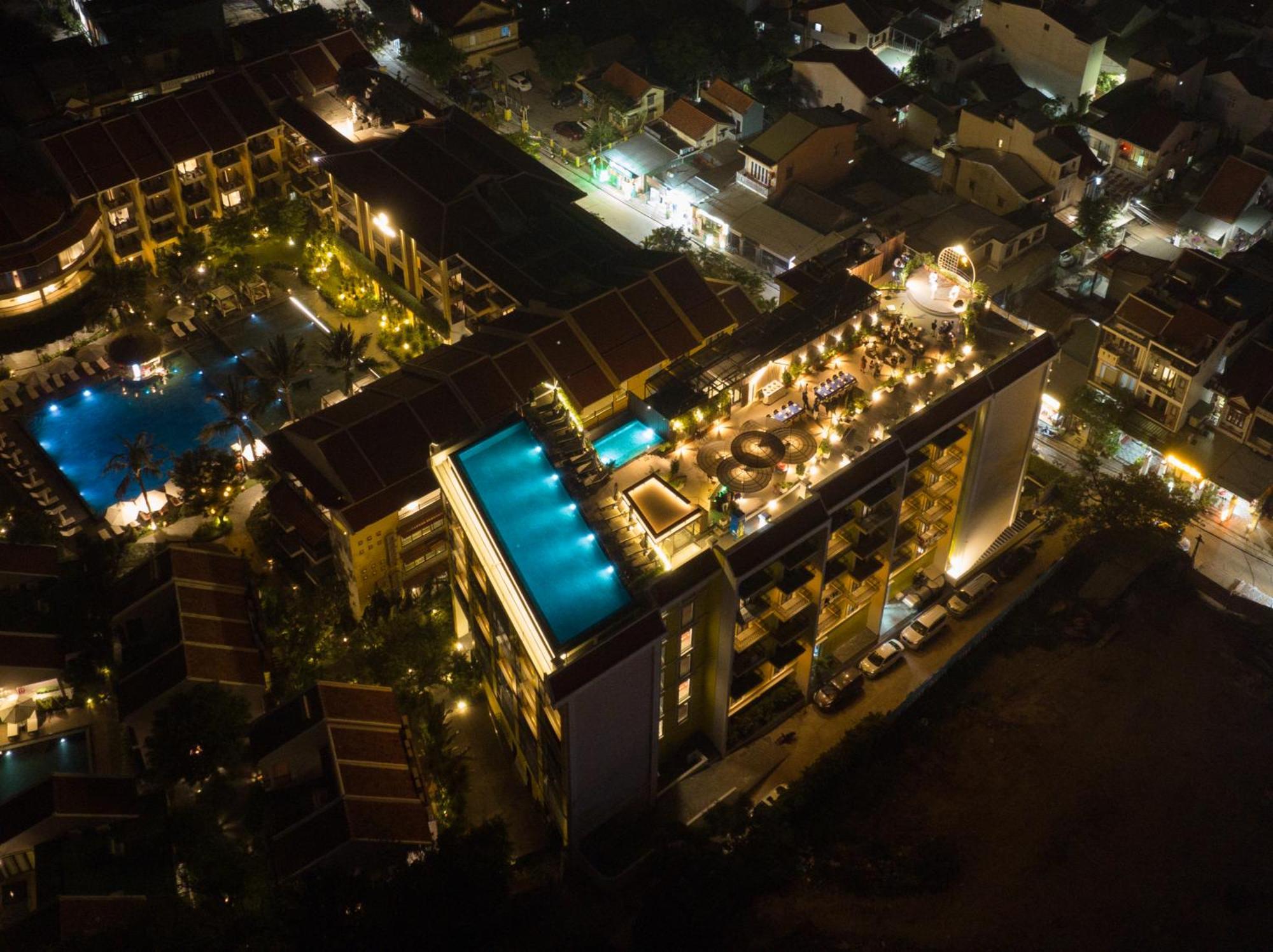 Bel Marina Hoi An Resort Esterno foto Aerial view of the resort at night